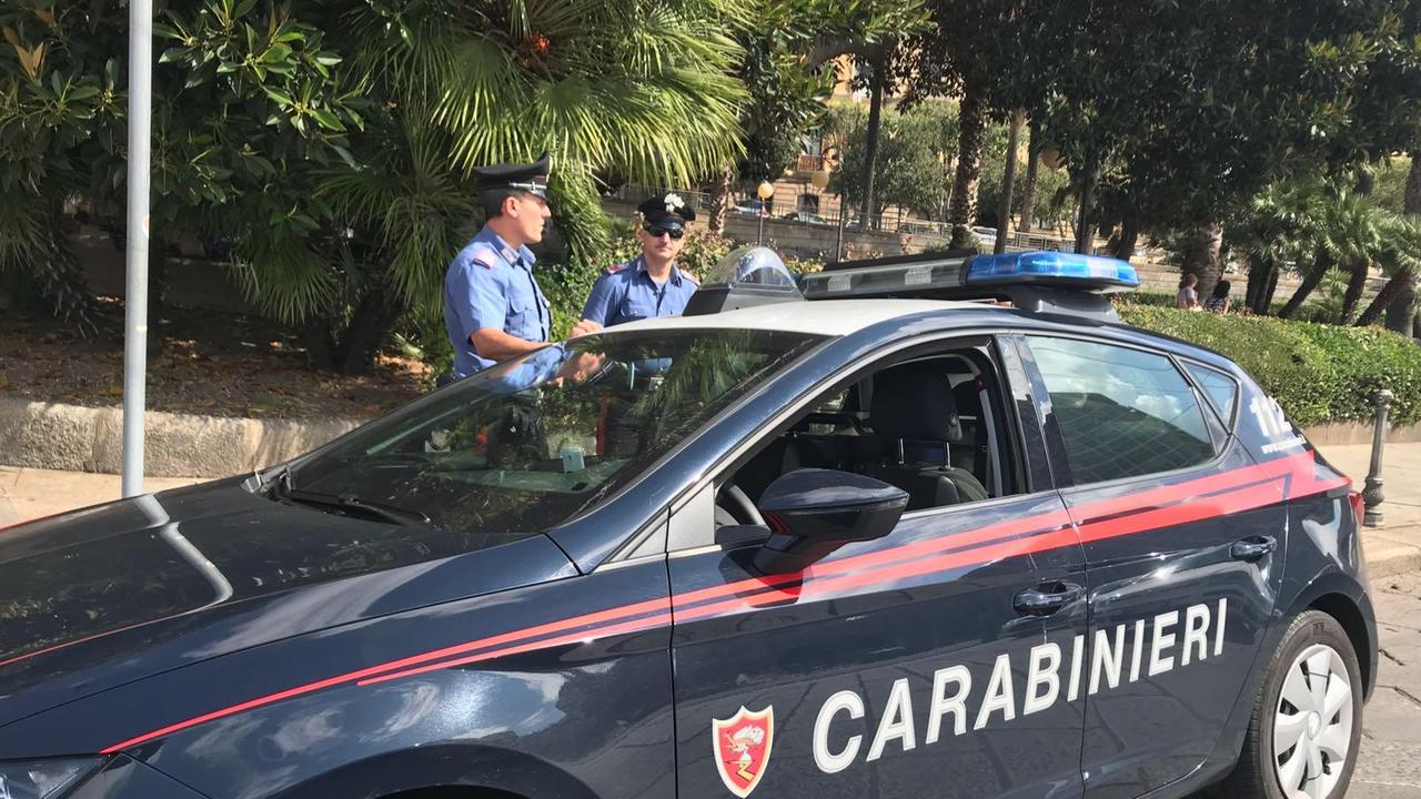 Massacra di botte l'ex fidanzata, arrestato dai carabinieri