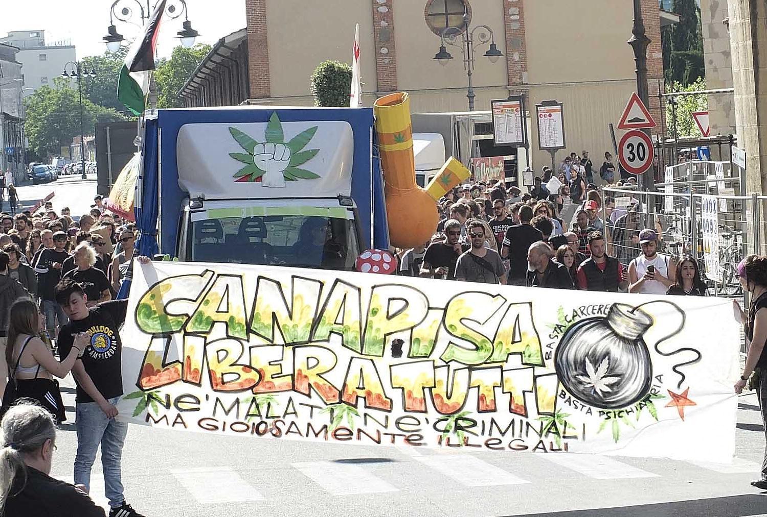 Il corteo di Canapisa (foto Muzzi)