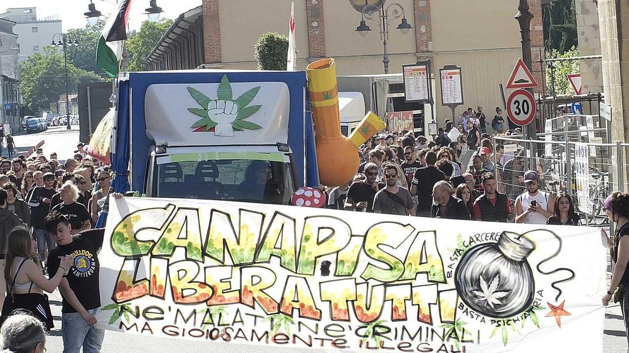 Il corteo di Canapisa (foto Muzzi)