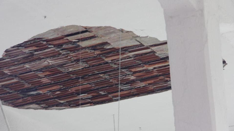 Crolla intonaco dal soffitto, ferite 2 operaie