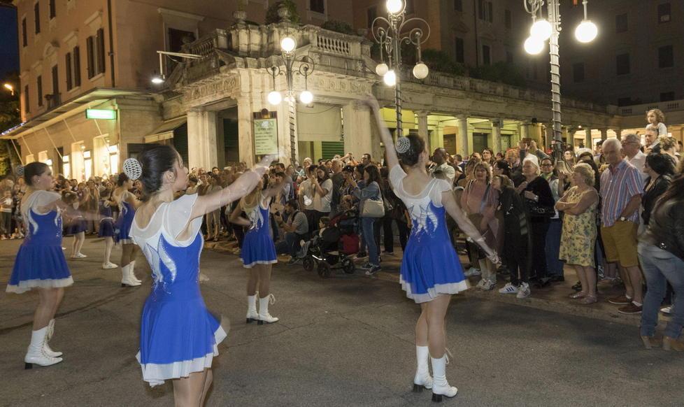 Le majorettes salutano la città 