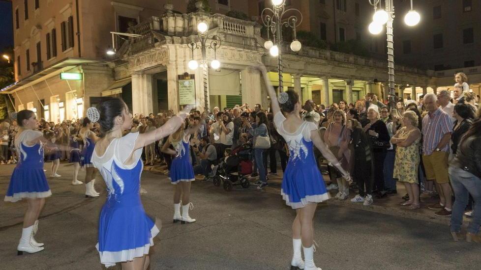 Le majorettes salutano la città