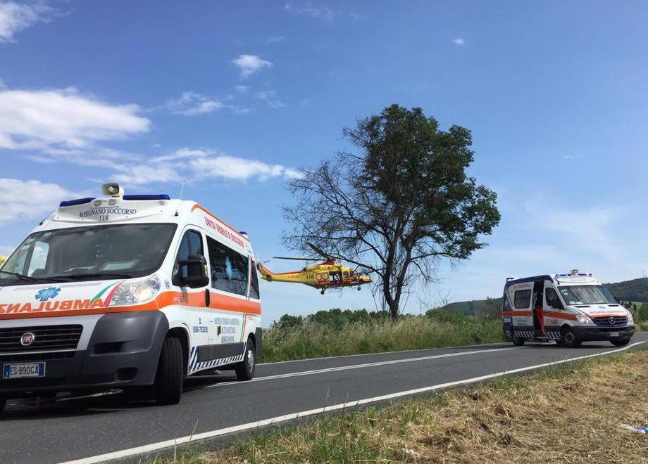 Moto contro auto, grave una donna 