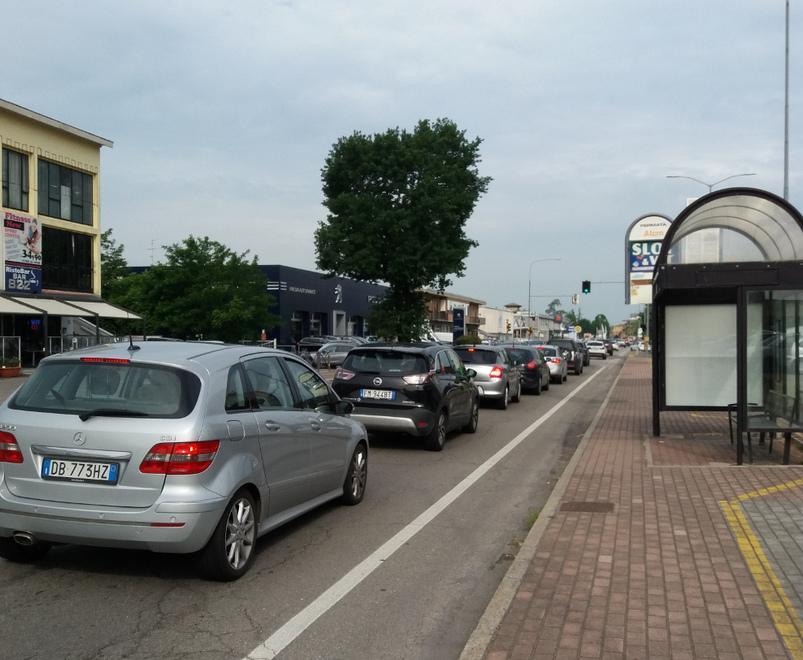 Via Emilia Est, che traffico congestionato