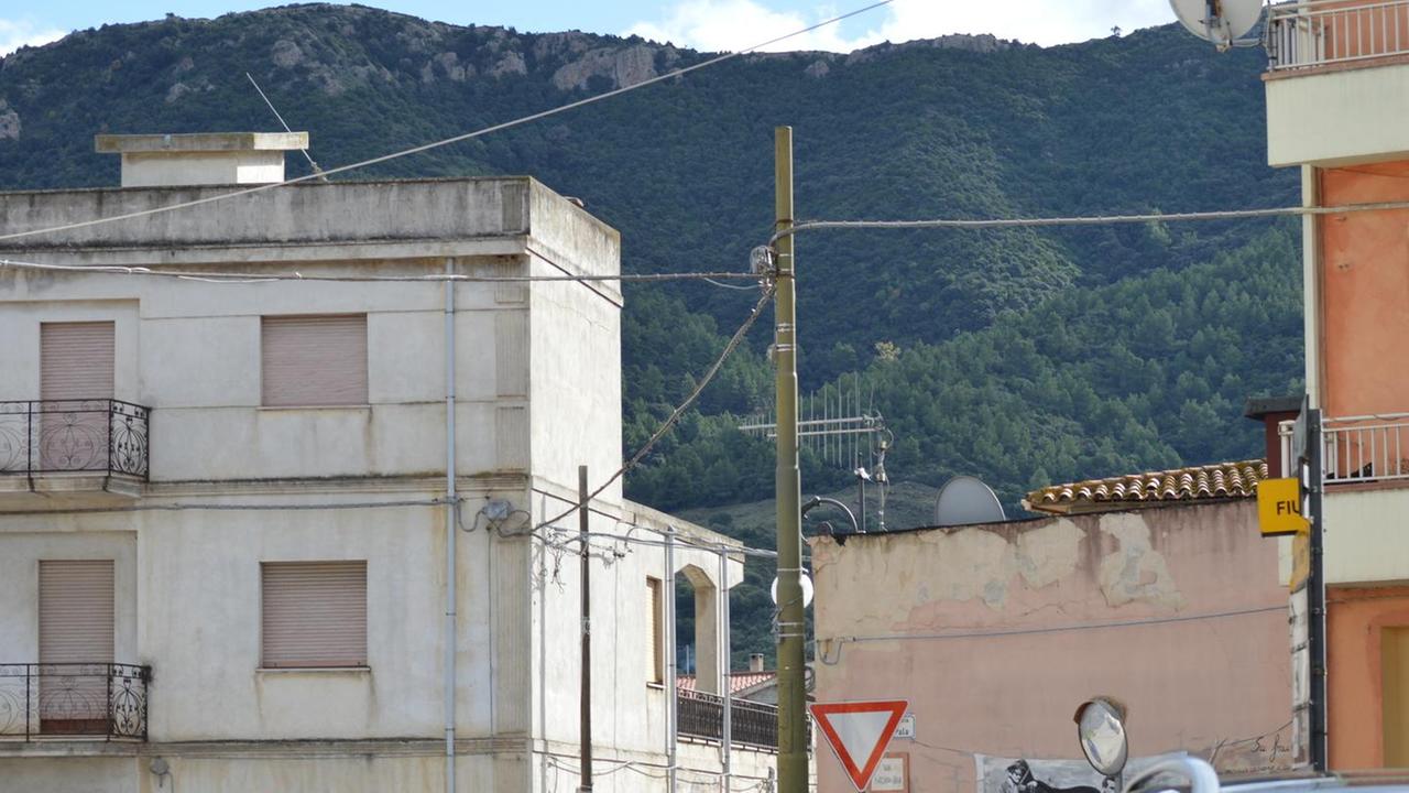 Attentato un operaio 4 colpi contro le finestre