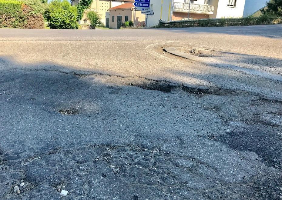 L’asfalto è ormai distrutto da molti mesi