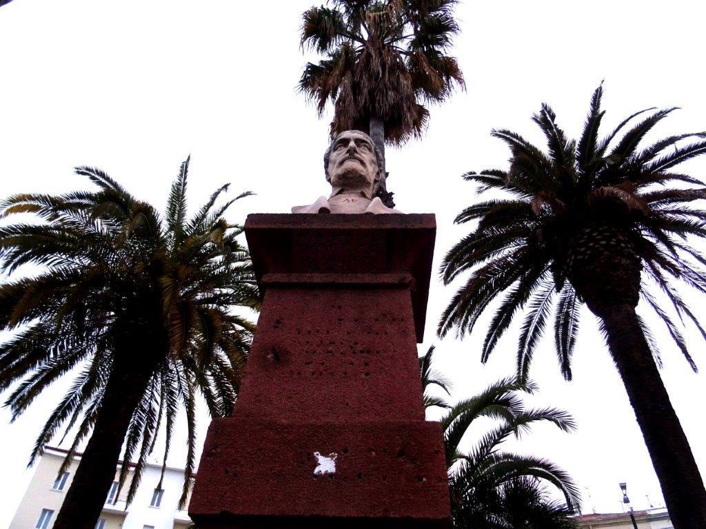 Il busto di Mazzini nell'emiciclo Garibaldi a Sassari (foto Ivan Nuvoli)