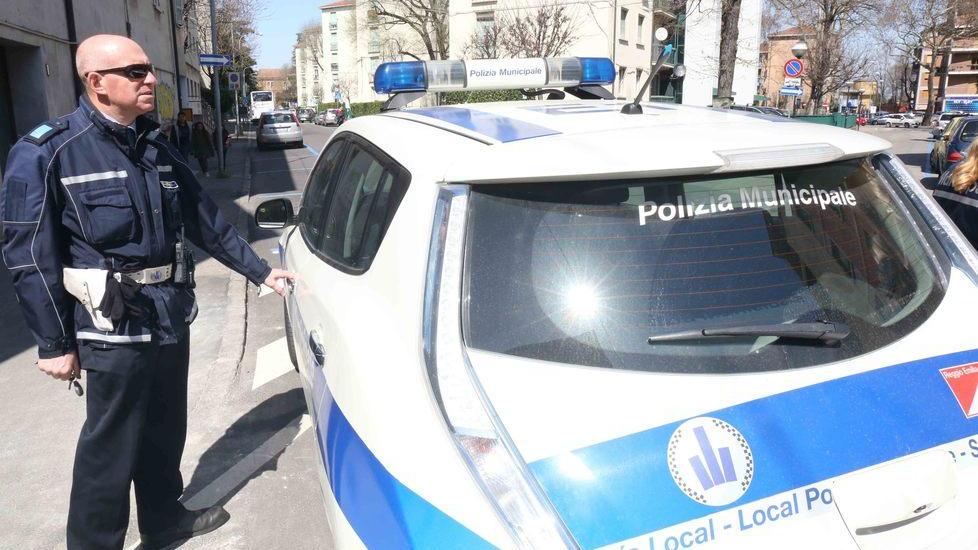 Reggio Emilia, donna sbaglia il parcheggio e resta in bilico nel vuoto