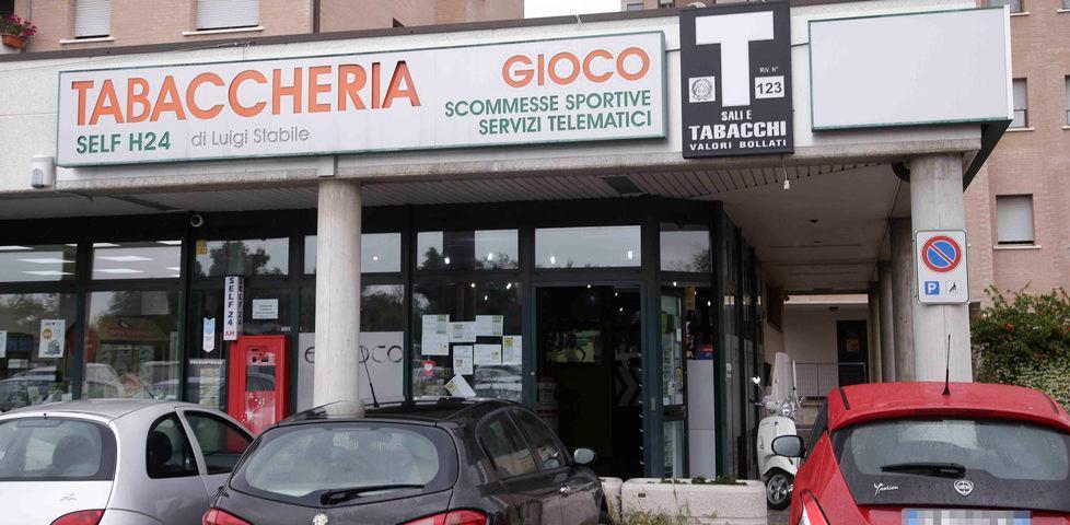 Spaccata alla tabaccheria di via Mercadante, la titolare: «Adesso ho paura» 