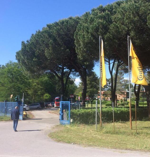 I genitori in lacrime con i piccoli all’asilo: «Così è uno strazio»