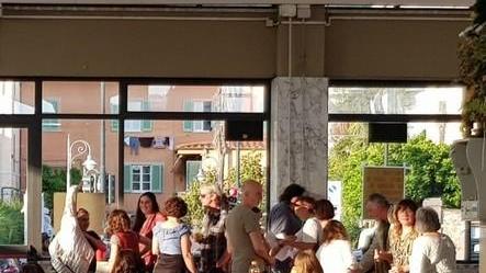 Chiusa anche l’ultima attività al mercato «Ma noi restiamo qui»