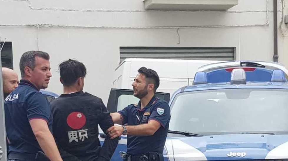Lo fermano calandosi dal tetto 