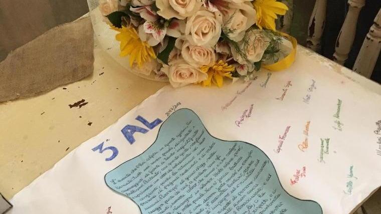 Prof aggredita, fiori e una lettera dai suoi alunni: «Lei ci ha insegnato il valore del rispetto»