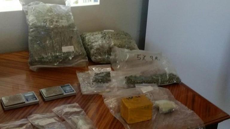 Spaccio settimanale di tre chili di droga