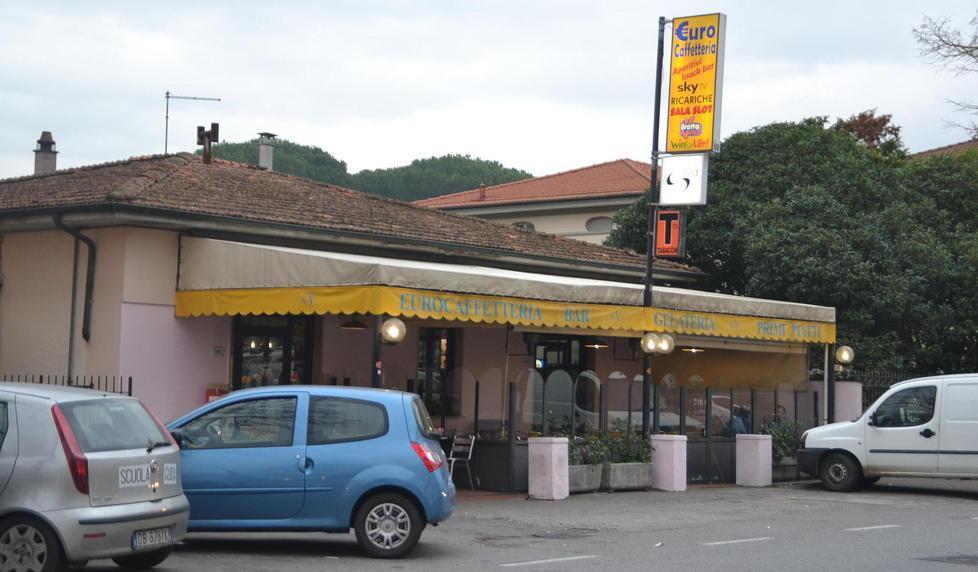 Lo aggrediscono in dieci: bar chiuso per 7 giorni 