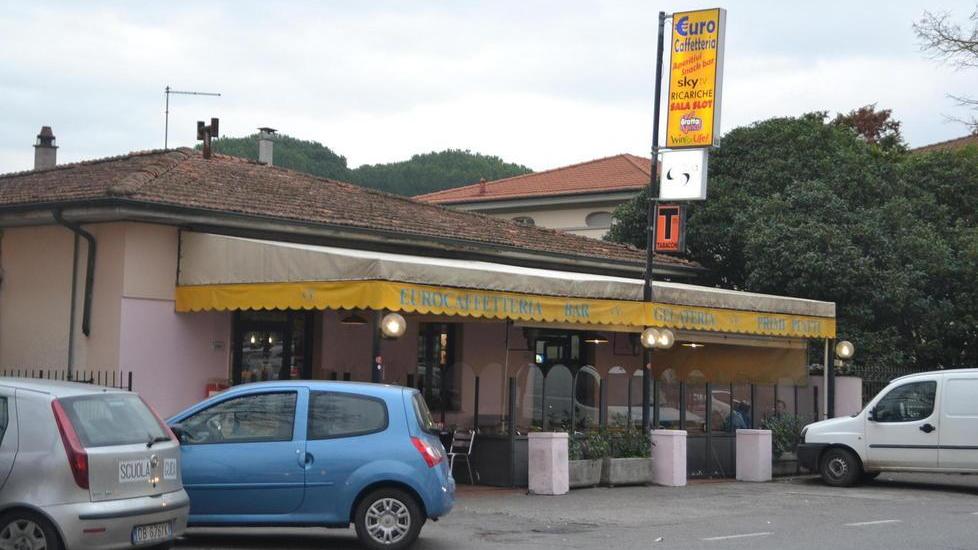 Lo aggrediscono in dieci: bar chiuso per 7 giorni