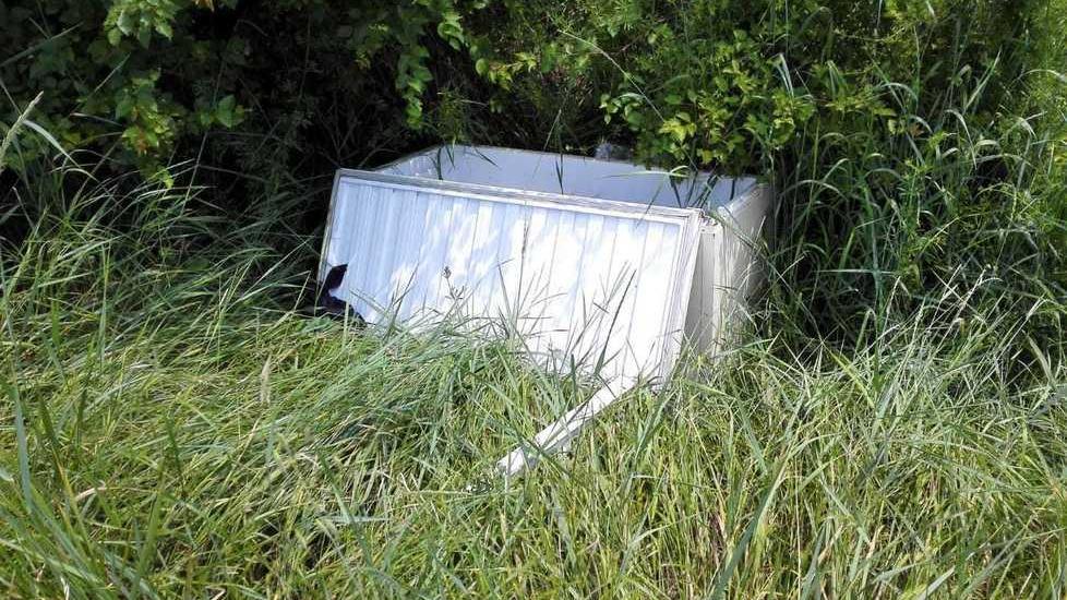 Frigo abbandonato lungo la strada