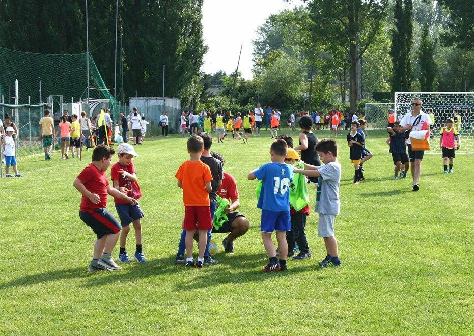 Imparare giocando, più di trecento bambini in campo
