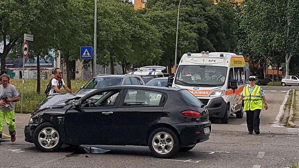 Schianto all’incrocio in via Verga