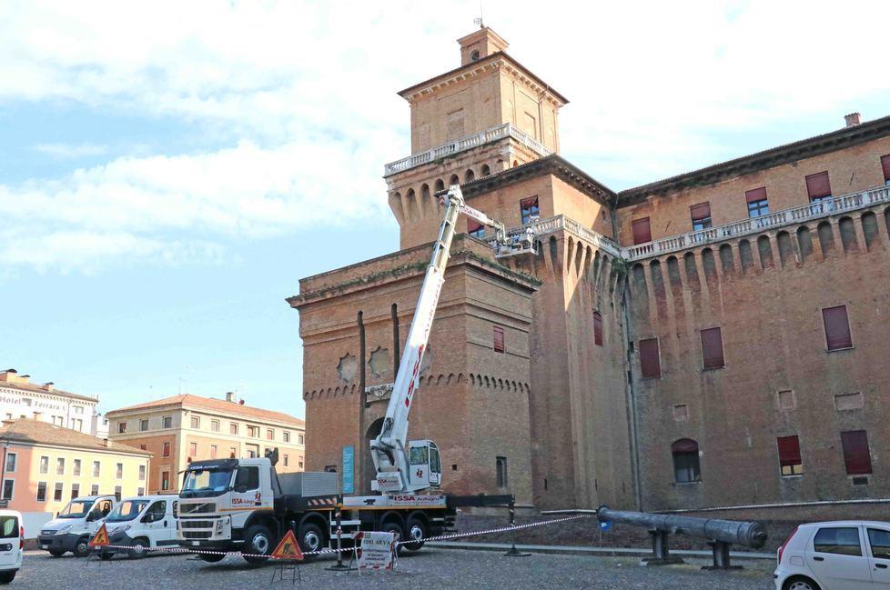 La gru in Castello per togliere le erbacce