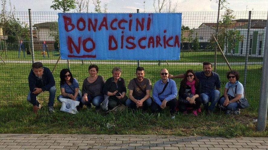 No all’allargamento della discarica di Finale