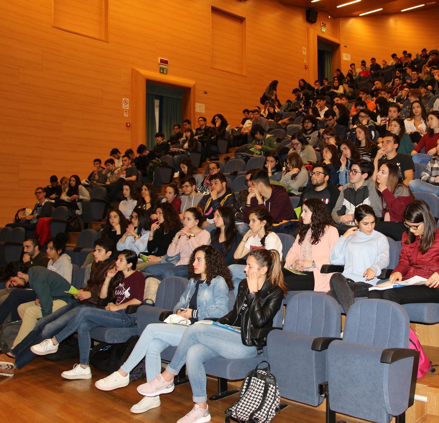 I ragazzi e l’ateneo lezione di futuro col rettore Carpinelli 