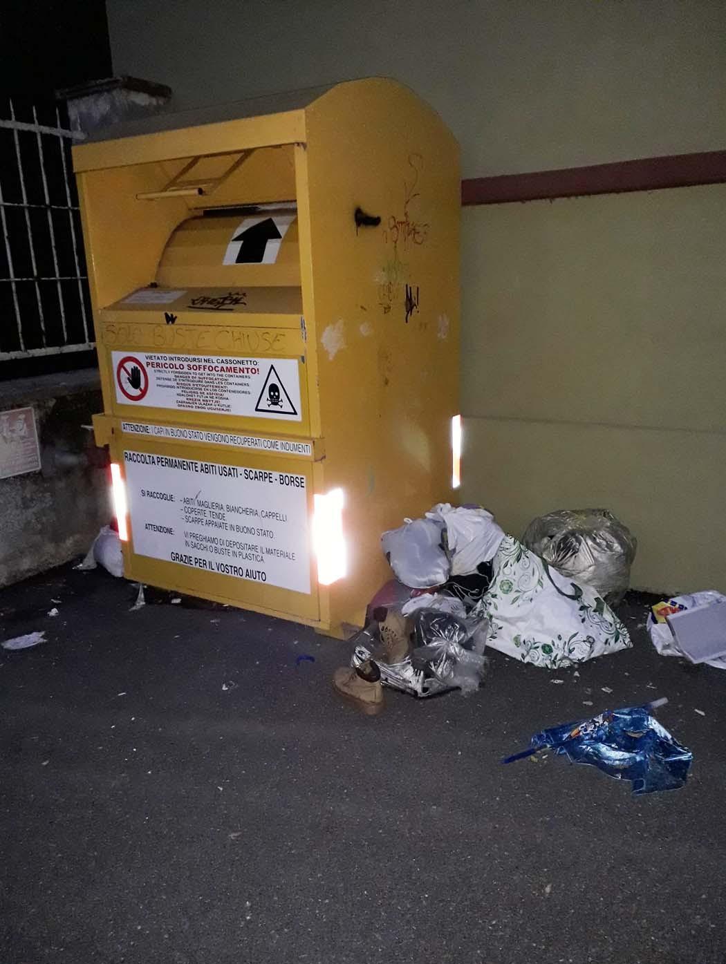 Rifiuti tessili, discariche davanti ai cassonetti 