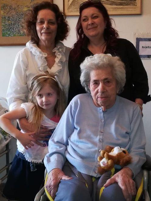 Nonna Emma festeggia 100 anni 