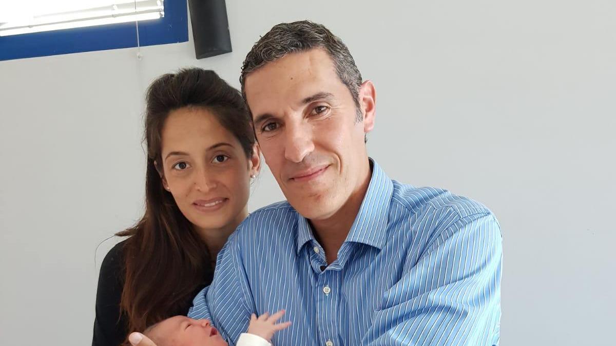 Il piccolo Massimo in braccio al papà Riccardo Fenili e alla mamma Natalia Brussa