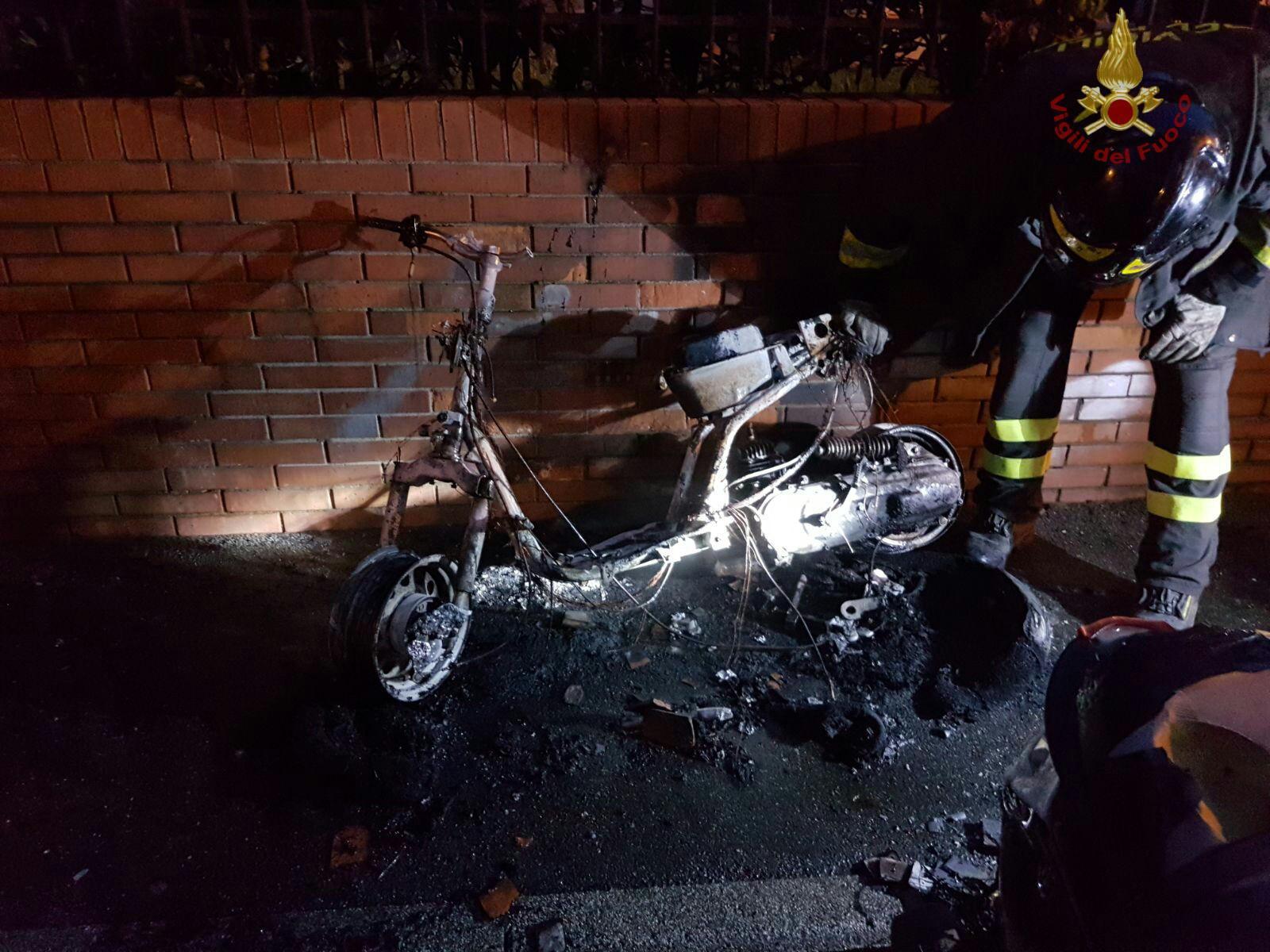 Incendi nella notte: a fuoco auto e scooter