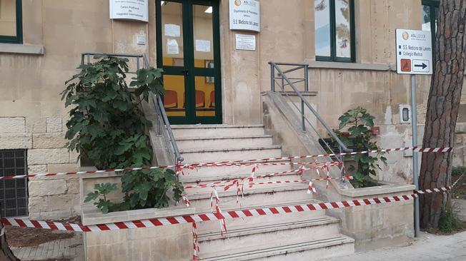 Crolla solaio ufficio vaccinazioni Lecce