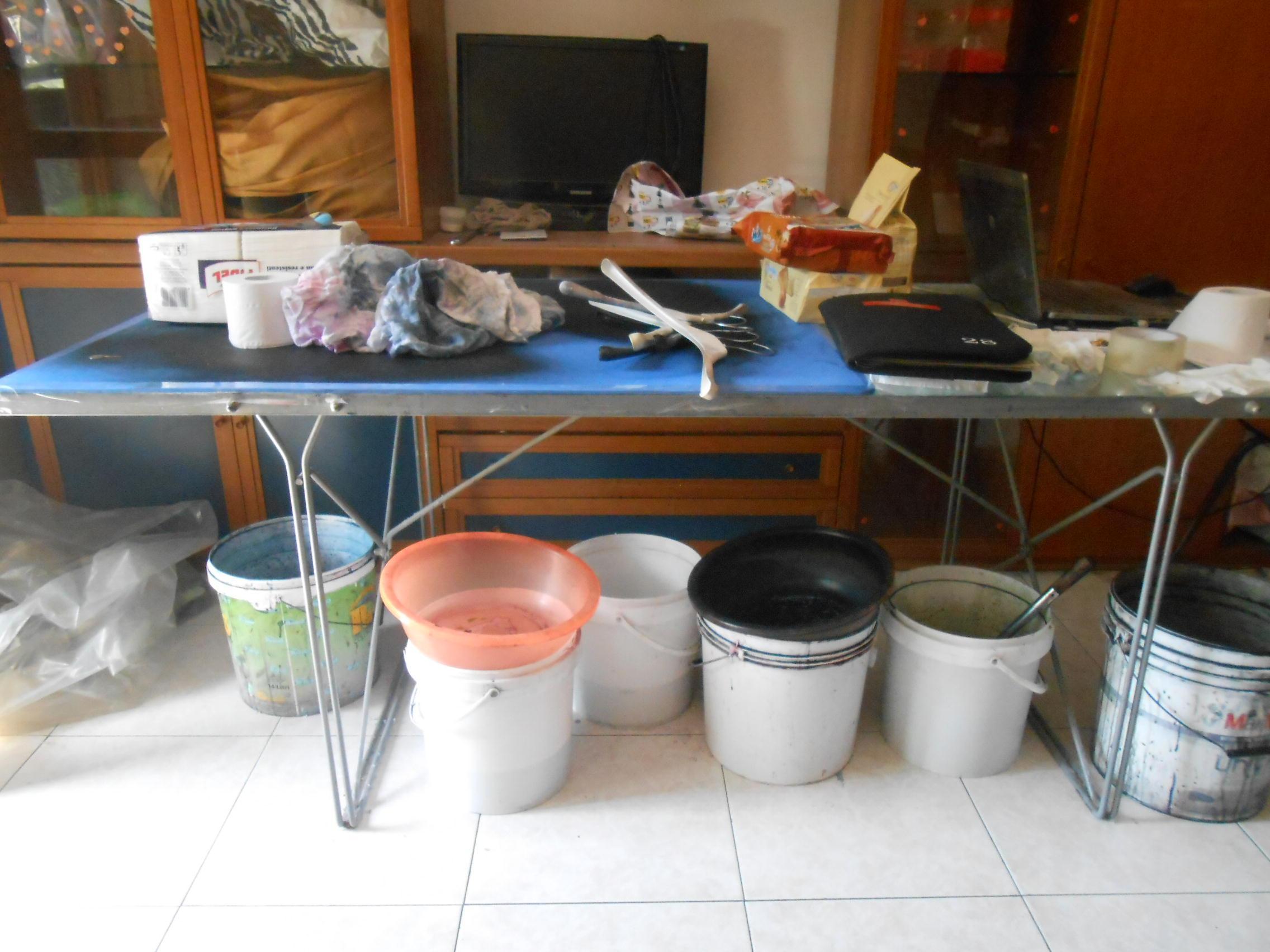 L'interno della tintoria artigianale scoperta in via Zucca