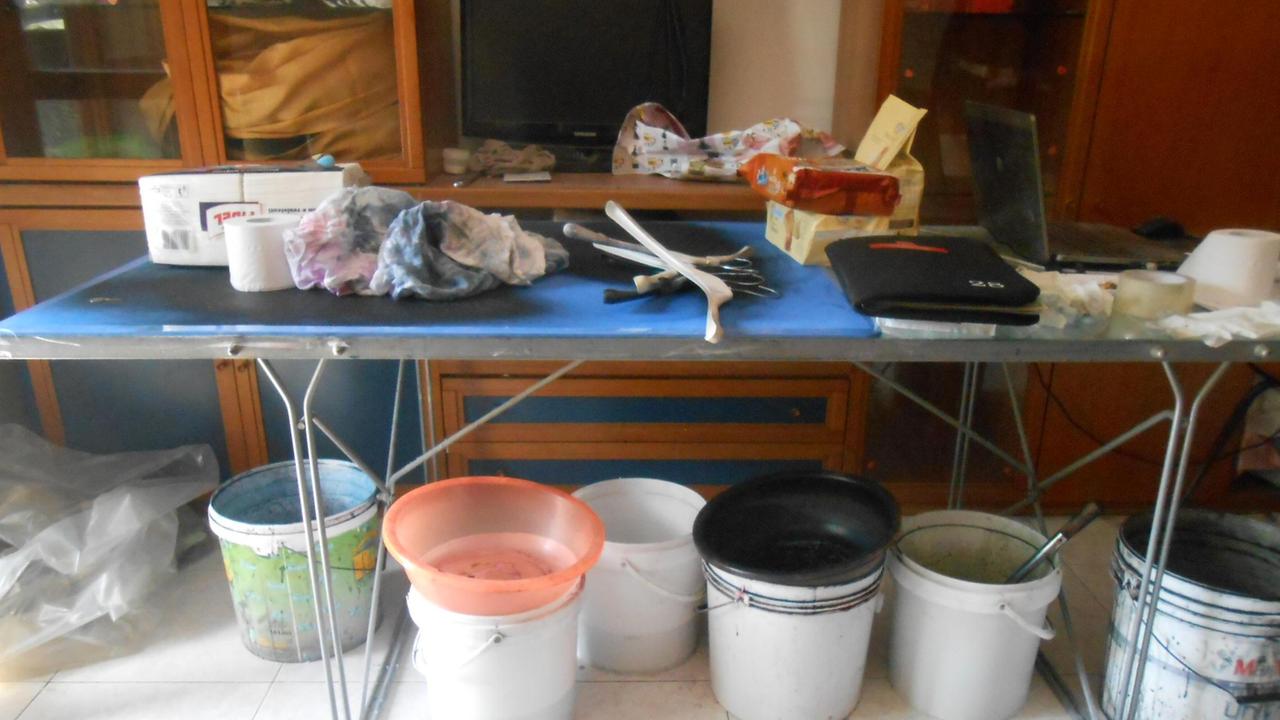 L'interno della tintoria artigianale scoperta in via Zucca