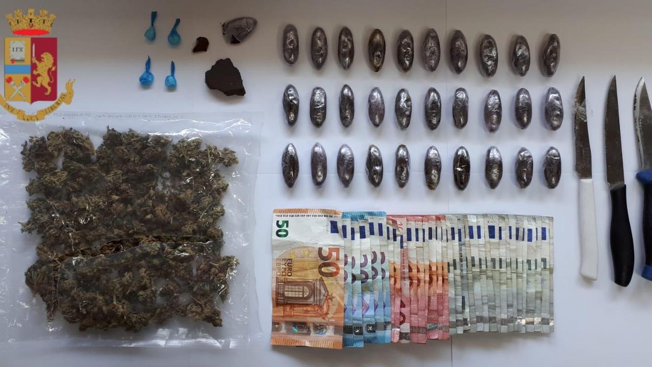 Traffico di droga Cagliari-Nuoro, la polizia intercetta venditore e corriere
