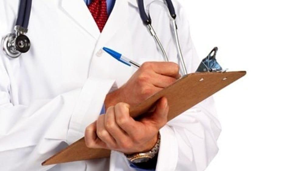 Un medico (archivio)
