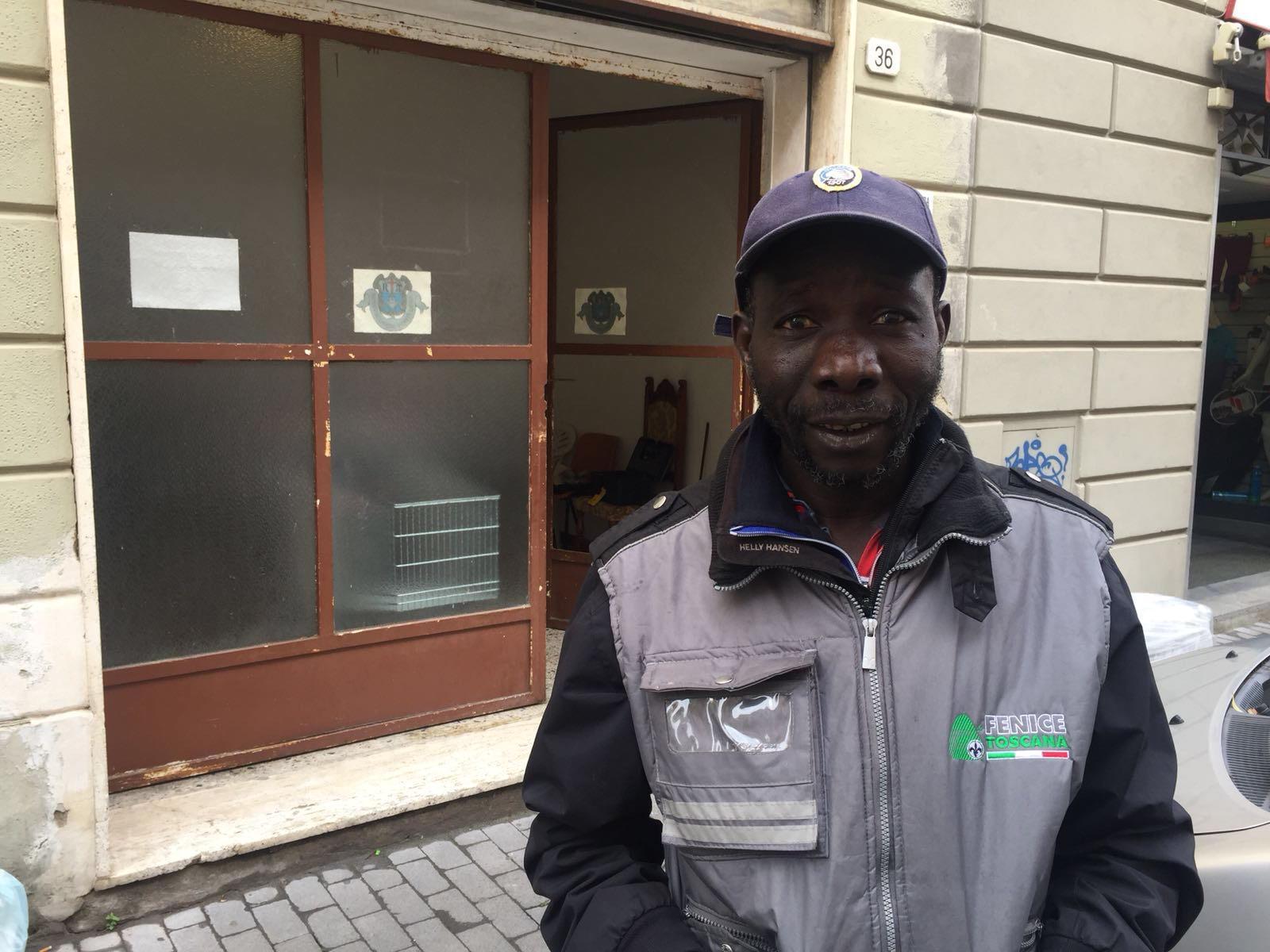 Il venditore che ha sventato il furto (Foto Silvi)