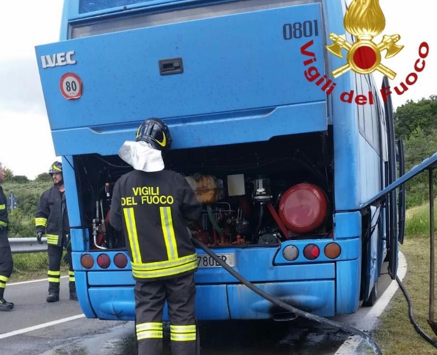 Il pullman per Burcei dove c'è stato un principio di incendio (foto Mario Rosas)