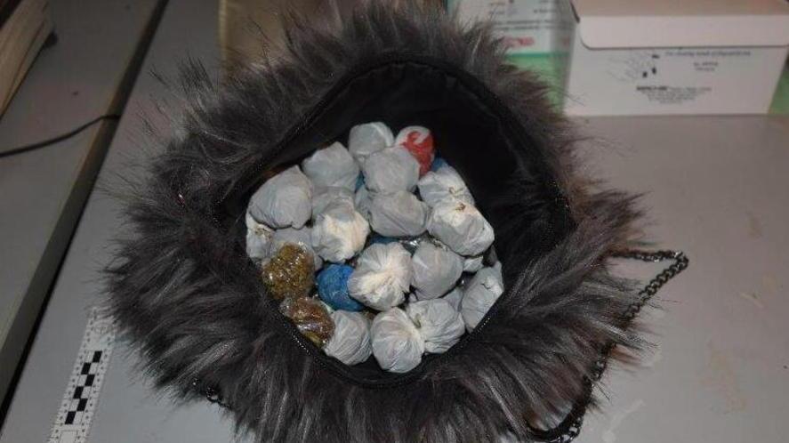 Nigeriana fermata con 2 etti di marijuana nella borsetta