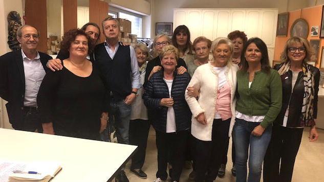 I trenta volontari che rivestono chi non se lo può permettere