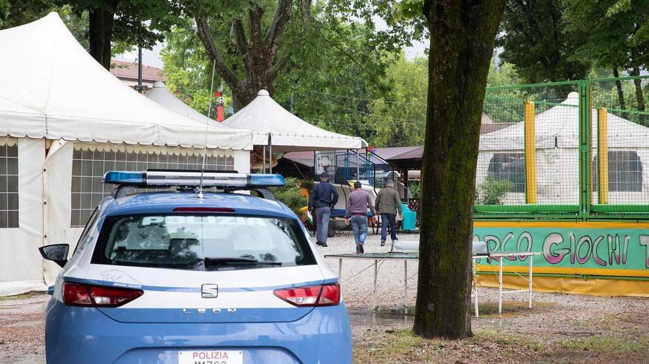 Giovane s’impicca nel parco giochi per bambini