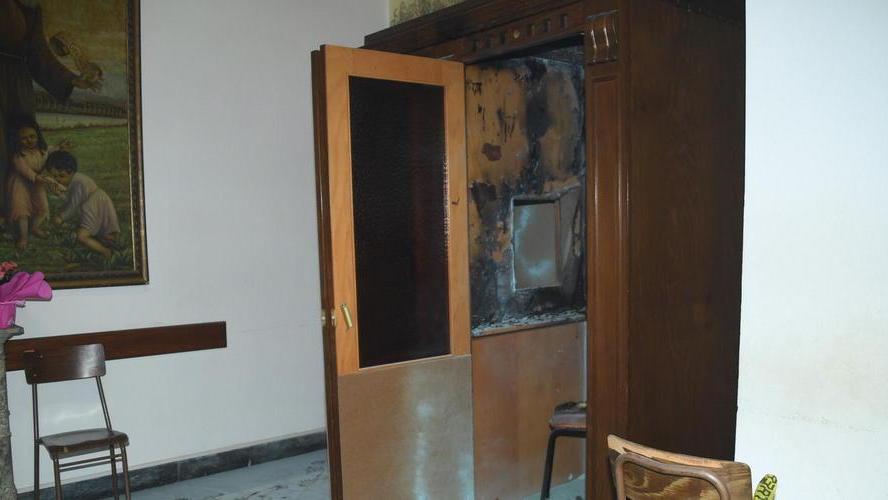 Fiamme in chiesa: appiccato il fuoco a un confessionale