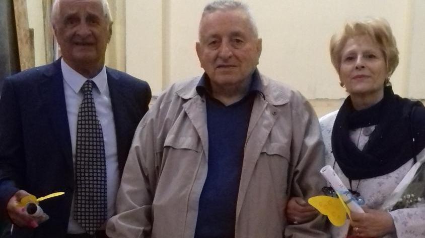 I bimbi omaggiano i nonni a teatro