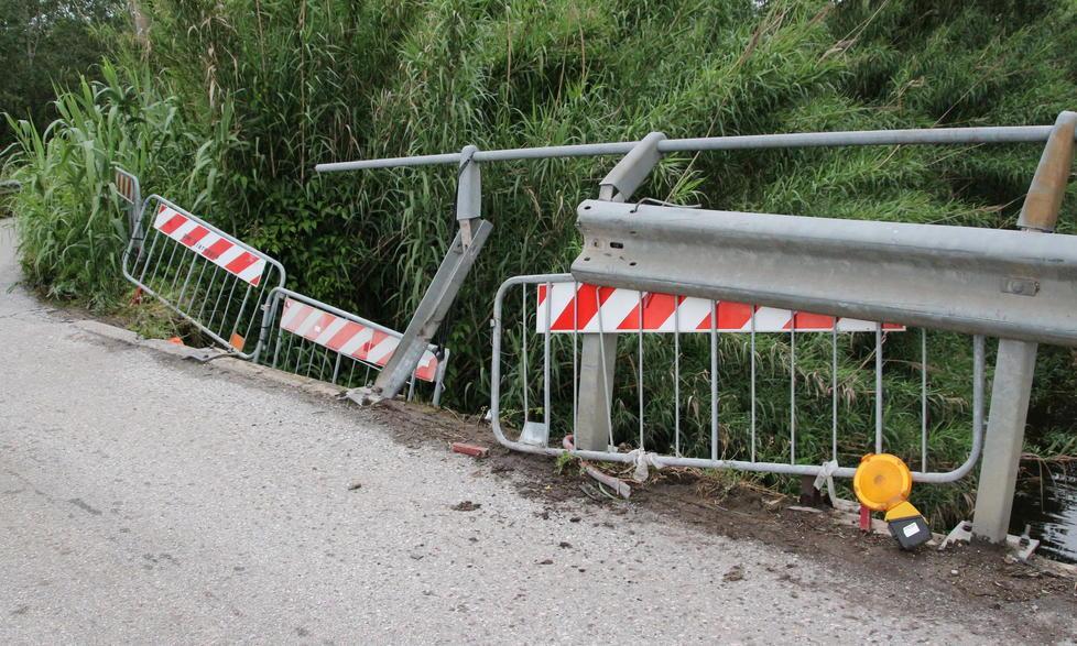 Camion abbatte il ponte alla Morina