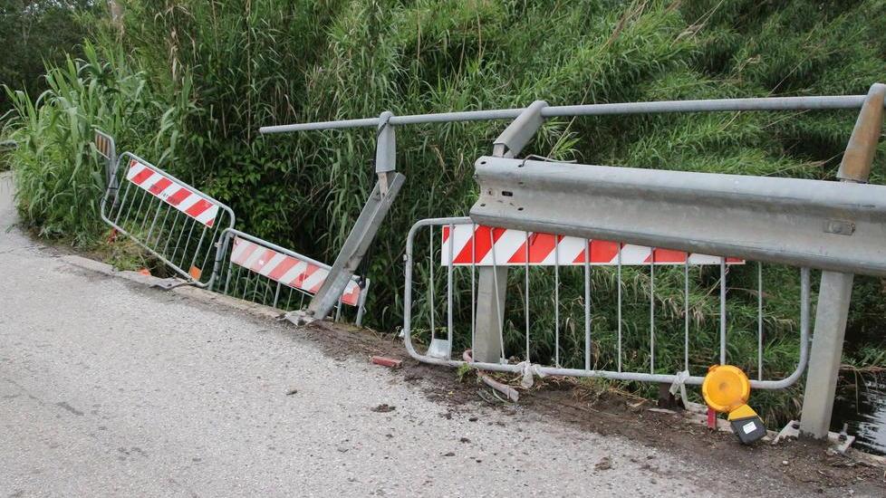 Camion abbatte il ponte alla Morina