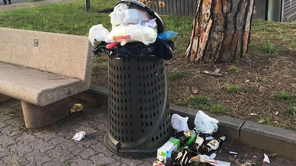 Cestini di piazza Viani stracolmi