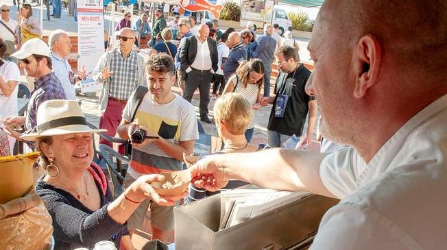 “Un mare di gusto” 1500 persone alla palamita in fiore