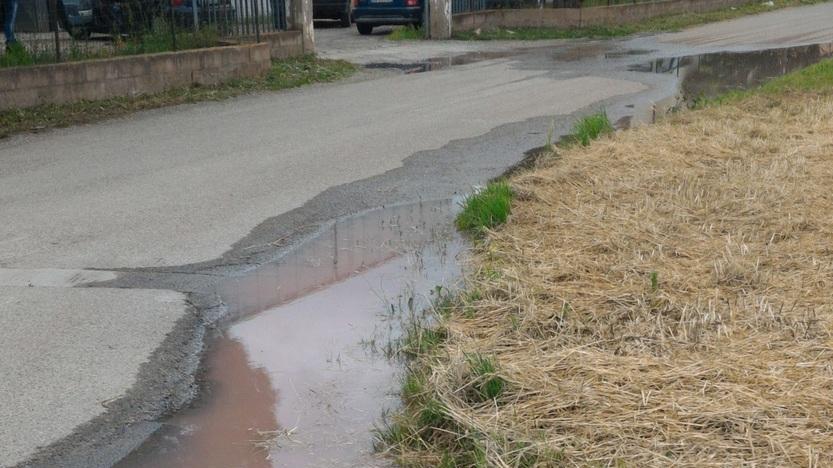 Dal tombino esce ancora acqua rossa