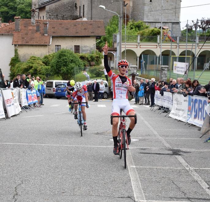 Gabriele Venuti a braccia alzate al Gp Valle di Cellio 