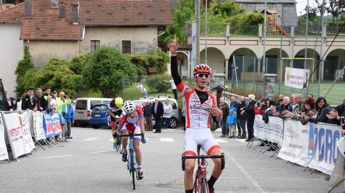 Gabriele Venuti a braccia alzate al Gp Valle di Cellio