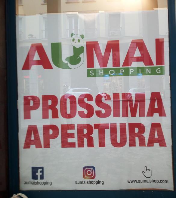 Un cartello era già apparso sulla vetrina ma improvvisamente è stato rimosso